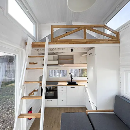 אתר קמפינג Red Tiny House סופוט
